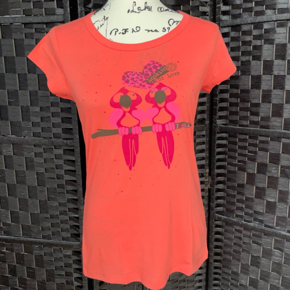 Baby Angel Peach Parrot Birds “Looking for Love” Graphic T-Shirt Sz M